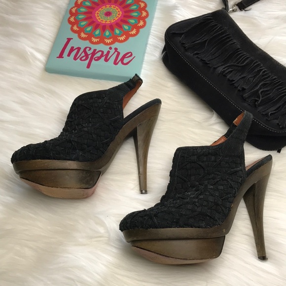 Elizabeth and James Shoes - Elizabeth and James Greta black weave heels 6.5